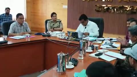 पिथौरागढ़: जिलाधिकारी की अध्यक्षता में मानसरोवर यात्रा की तैयारियों के संबंध में कलेक्ट्रेट में हुई बैठक
