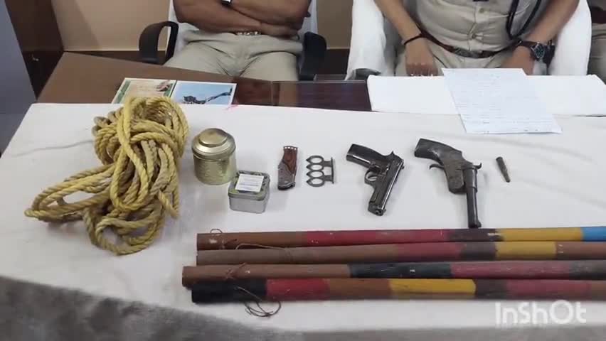 গঙ্গারামপুর: নাকা চেকিংয়ে হরিরামপুরে ধরা পড়ল ডাকাত দল, উদ্ধার আগ্নেয়াস্ত্র ও সরঞ্জাম, গঙ্গারামপুরে সাংবাদিক বৈঠক করে জানাল পুলিশ