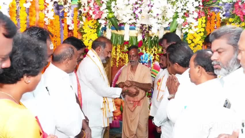వేములవాడ: పట్టణంలోని పెద్దమ్మతల్లి బోనాల మహోత్సవంలో పాల్గొన్న వేములవాడ ఎమ్మెల్యే ఆది శ్రీనివాస్