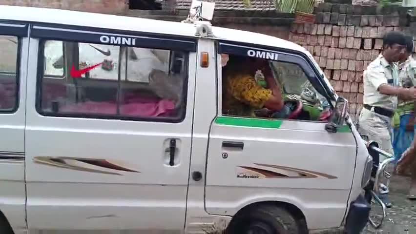 কালীগঞ্জ: মোলান্দীগ্রামে তৃণমূল সমর্থকদের বোমার আঘাতে মৃত্যু নাবালিকার, বিক্ষোভ