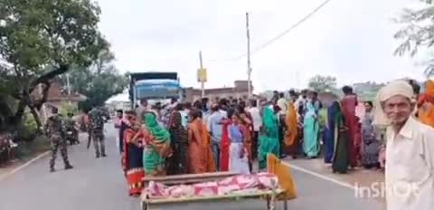 चतरा: चतरा-हजारीबाग मुख्य सड़क पर दानव बाबा के पास हाइवा की टक्कर से वृद्ध की मौत से आक्रोशित ग्रामीणों ने सड़क को जाम किया