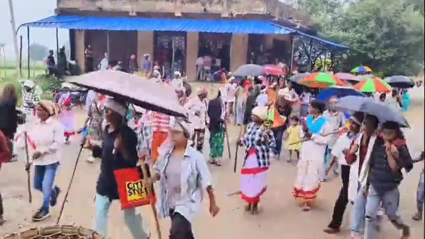 लोहरदगा: ग्राम पंचायत जोरी की महिलाओं ने लाठी-डंडा लेकर सामाजिक जागरूकता के लिए जनी शिकार रैली निकाली