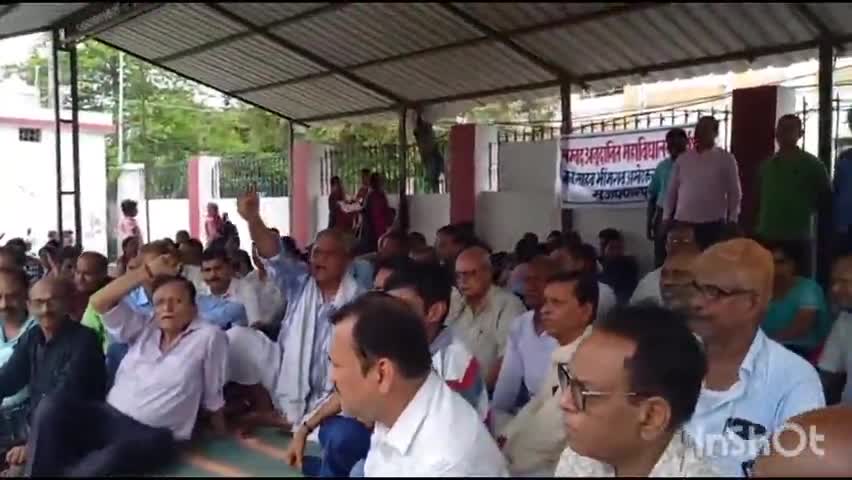 मुशहरी: बिहार विश्वविद्यालय परिसर में वेतन के लिए संबंध अनुदानित महाविद्यालय संघर्ष मोर्चा के सदस्यों का धरना
