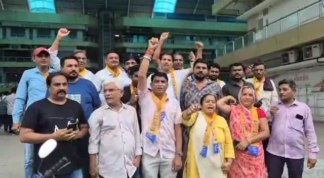વઢવાણ: નગરના મેગા મોલ પાસે આમ આદમી પાર્ટીના કાર્યકરો દ્વારા ગોપાલ ઇટાલીયાની જીત થતા કાર્યકરોમાં ઉત્સાહ, ફટાકડા ફોડયા