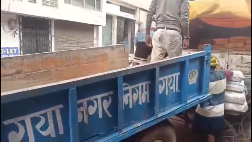 गया टाउन सीडी ब्लॉक: गया नगर निगम की टीम ने सिंगल यूज प्लास्टिक पर प्रतिबंध के तहत छापेमारी कर 500 केजी प्लास्टिक किया ज़ब्त