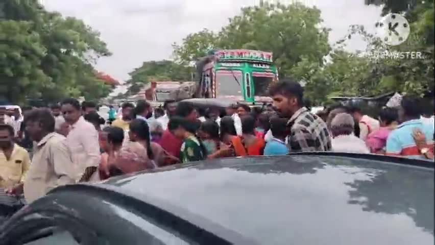 కూసుమంచి: పిండిప్రోలు గ్రామంలో అర్హులైన వారికి ఇందిరమ్మ ఇల్లు కేటాయించాలని జాతీయ రహదారిపై రాస్తారోకో