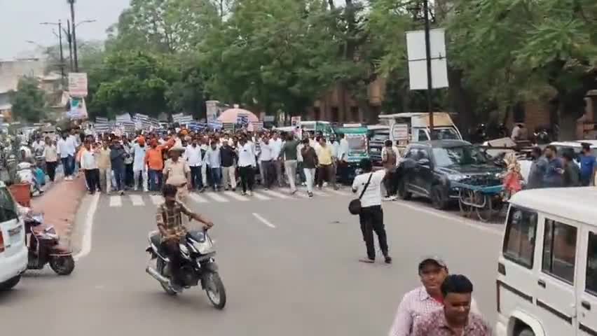 पाली: खुशबू राजपुरोहित को न्याय दिलाने की मांग को लेकर शहर के लोढ़ा स्कूल से राजपुरोहित समाज ने निकाली रैली