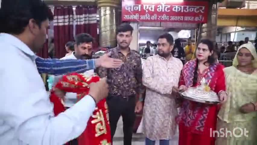 उज्जैन शहर: विश्व प्रसिद्ध बाबा महाकाल मंदिर में कटनी के श्रद्धालु ने बाबा महाकाल को चाँदी का छत्र किया अर्पित