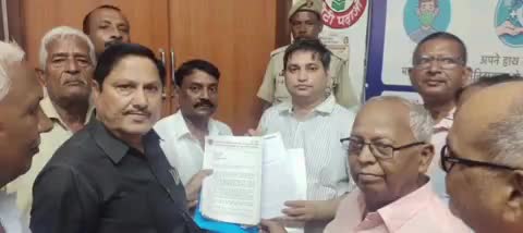 बांसी: वरिष्ठ नागरिक पेंशनर्स सेवा संस्थान के पदाधिकारियों ने वित्त विधेयक 2025 के विरोध में डीएम को दिया ज्ञापन