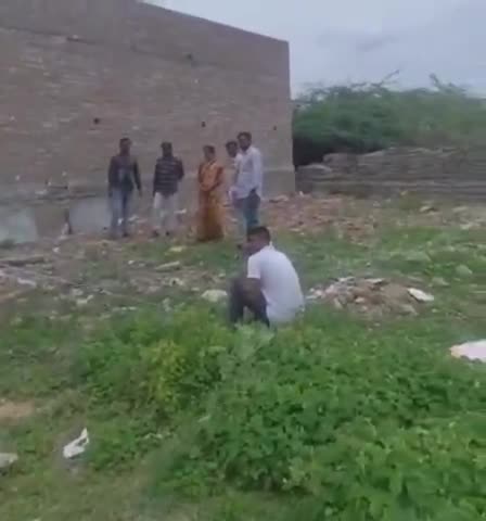 అలంపూర్: అలంపూర్ మున్సిపాలిటీ కేంద్రంలోని ఇందిరమ్మ ఇళ్లకు ముగ్గును వేసిన మున్సిపల్, రెవిన్యూ అధికారులు
