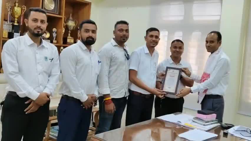 নলবাৰী: জিলা আয়ুক্ত কাৰ্যালয়ত জিলাৰ নৱনিযুক্ত জিলা আয়ুক্ত নিবেদন দাস পাটোৱাৰীক সম্বধৰ্না