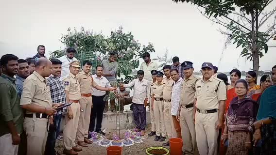 మనోహరాబాద్: మున్సిపల్ శాఖ, పోలీస్ శాఖ ఆధ్వర్యంలో డ్రగ్స్ నిర్మూలన కార్యక్రమంలో భాగంగా పెద్ద చెరువు కట్టపై వనం మహోత్సవం