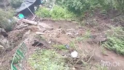 राजगढ़ी: यमुनोत्री पैदल मार्ग नौ कैंची बैंड के पास अचानक पहाड़ी दरकने से यात्रियों के दबने की आशंका