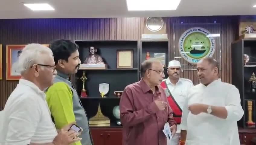 విశాఖపట్నం: రామకృష్ణ థియేటర్‌ను వెంటనే కూల్చాలని, హైకోర్టు తీర్పు అమలు చేయాలని మేయర్‌కు వినతిపత్రం అందజేసిన బీవీ రామ్