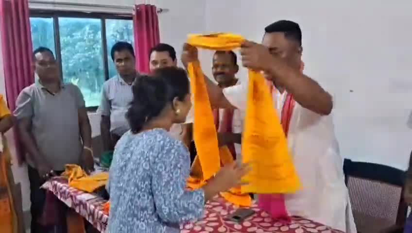 তামুলপুৰ: গয়বাৰীত বিটিআৰ চৰকাৰে নিযুক্তি দিয়া শিক্ষকক সম্বৰ্ধনা জনায় ইউপিপিএল দলে, উপস্থিত থাকে বিধায়ক জলেন দৈমাৰী