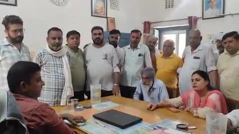 श्रीविजयनगर में जलदाय विभाग के कार्यालय पर पहुंचे गुरु नगर कॉलोनी के लोग, पानी की मांग को लेकर किया प्रदर्शन