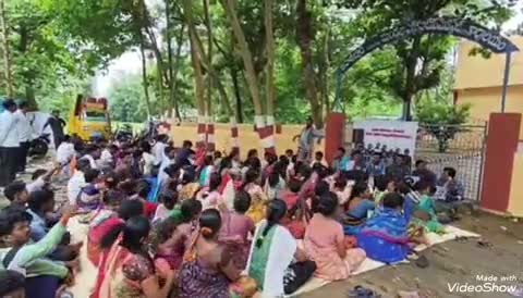 మెంటాడ తహసీల్దార్ కార్యాలయాన్ని ముట్టడించిన బిరసాడవలస గ్రామస్తులు, కోళ్ల ఫారంను తక్షణమే తొలగించాలని డిమాండ్‌