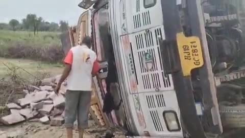 मारवाड़ जंक्शन: मारवाड़ जंक्शन बिठौड़ा निर्माणाधीन सड़क पर दलदल के कारण पलटा ट्रक, चालक ने कूदकर बचाई जान