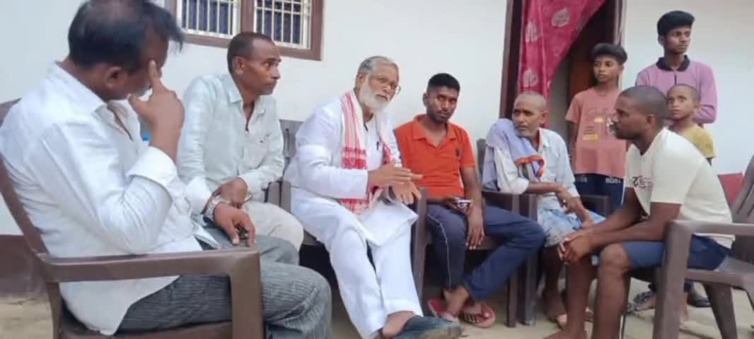 बांसडीह: हालपुर में सड़क हादसे में 5 वर्षीय बालक की मौत के बाद पूर्व विधायक शिवशंकर चौहान ने परिजनों से मिलकर बढ़ाया ढाढ़स