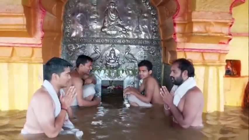 शिरोळ: श्री क्षेत्र नृसिंहवाडी दत्त मंदिरात चालू वर्षातील पहिला दक्षिणद्वार सोहळा संपन्न, स्नानासाठी भाविकांची गर्दी