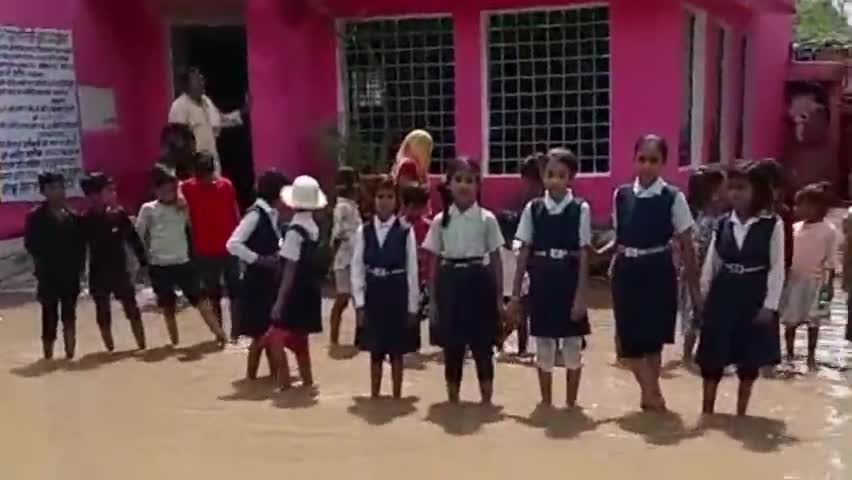 इंदरगढ़: ग्राम नेतवापूरा में शासकीय तालाब और नाले पर कब्जा होने के कारण स्कूल में भरा पानी, बच्चे झेल रहे परेशानी