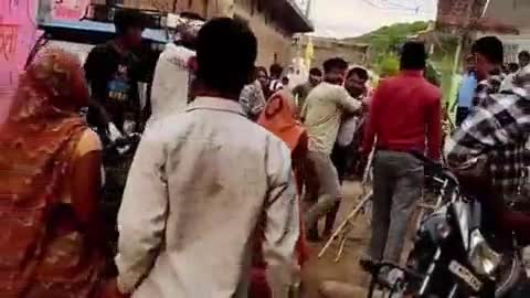 छतरपुर: ललौनी गांव में दबंगों का आतंक, गाली-गलौज व झूमा-झटकी का वीडियो हुआ वायरल