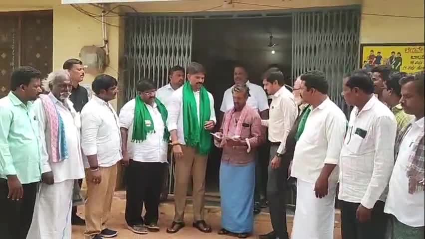 ಕಂಪ್ಲಿ: ನಗರದಲ್ಲಿ ರೈತರಿಗೆ ಡಿಜಿಟಲ್ ಪಹಣಿ ಹಸ್ತಾಂತರಿಸಿದ ಶಾಸಕ ಜೆ.ಎನ್.ಗಣೇಶ್