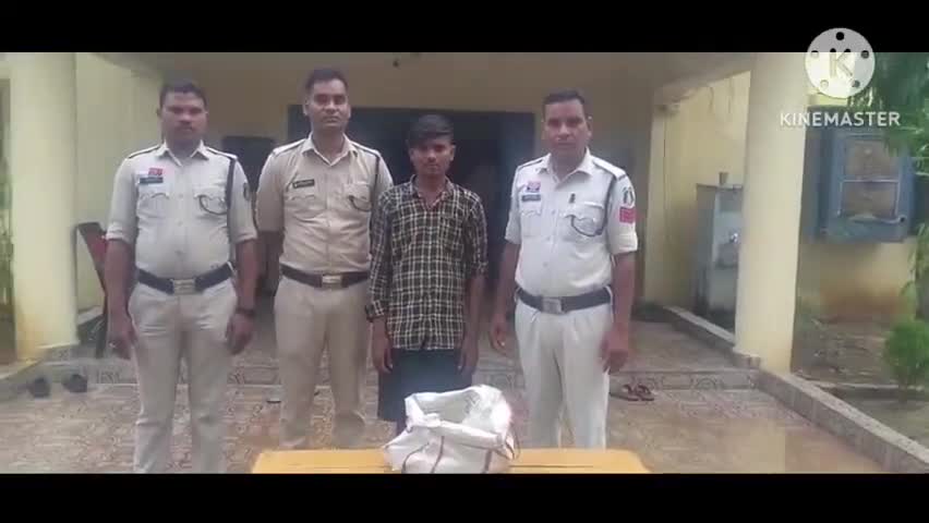 भटगांव में 12 लीटर अवैध कच्ची महुआ शराब के साथ एक आरोपी को भटगांव पुलिस ने किया गिरफ्तार
