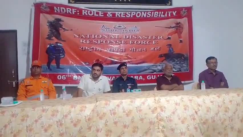 ઉપલેટા: વી.પી. ઘેટીયા હાઇસ્કુલ ખાતે NDRF ટીમ વિદ્યાર્થીઓમાં અવેરનેસ અને જાગૃતતા ફેલાય તે માટે વિશેષ આયોજન કરાયું હતું