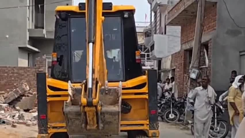 हिसार: रायपुर में अवैध कब्जा हटाने पहुंचा प्रशासन, ग्रामीणों ने किया विरोध; तैनात रहा पुलिस बल