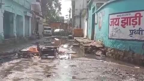 निवाड़ी: निवाड़ी जिले के पृथ्वीपुर में चोपरा कुआं के पास विद्युत खंभा टूटा, बड़ा हादसा टला