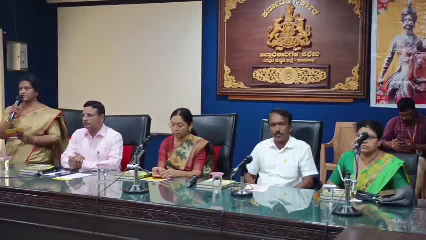 ಕಾರವಾರ: ನಗರದಲ್ಲಿ ನಾಡಪ್ರಭು ಕೆಂಪೇಗೌಡ ಜಯಂತಿ ಕಾರ್ಯಕ್ರಮಕ್ಕೆ ಡಿಸಿ ಕೆ.ಲಕ್ಷ್ಮೀಪ್ರಿಯಾ ಚಾಲನೆ