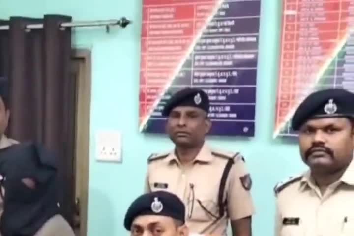 कांके: रांची रेलवे स्टेशन पर आरपीएफ ने नशीली दवा खिलाकर चोरी करने वाले आरोपी को किया गिरफ्तार