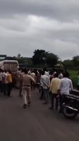 खिलचीपुर: खिलचीपुर में अज्ञात ट्रक ने 2 बाइक सवारों को मारी टक्कर, एक की मौत, एक रेफर, शव देख पिता बेहोश