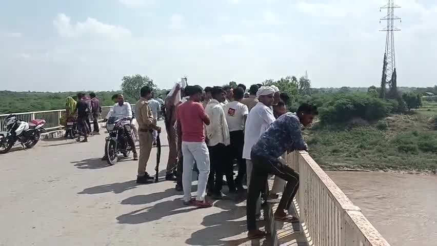 चकरनगर: चंबल पुल पर बाइक खड़ी कर युवक ने नदी में लगाई छलांग, पुलिस पेट्रोल बोट की मदद से युवक की खोजबीन में जुटी