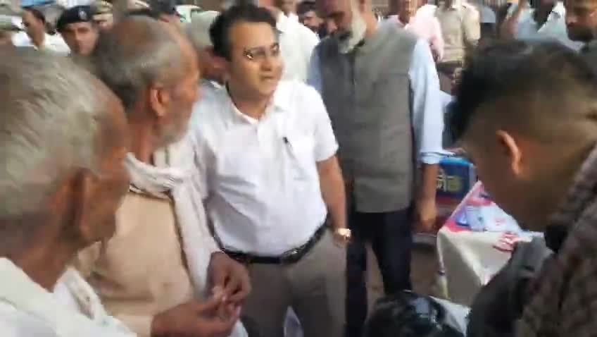 हसनपुर: रात्रि ठहराव कार्यक्रम के दौरान विभिन्न विभागों द्वारा लगाए गए स्टालों का निरीक्षण करते हुए उपायुक्त डॉ हरीश वशिष्ठ