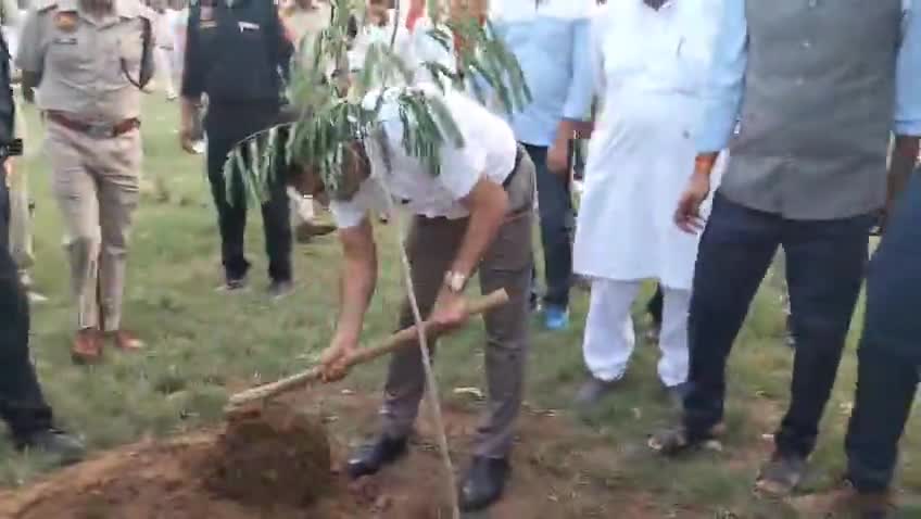 हसनपुर: भवाना गांव के सरकारी स्कूल में पौधारोपण करते हुए उपायुक्त डॉ हरीश वशिष्ठ