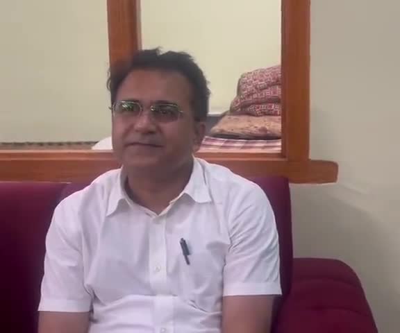 हसनपुर: भवाना में आयोजित रात्रि ठहराव कार्यक्रम के दौरान आई जनसमस्याओं व उनके समाधान के बारे में जानकारी देते हुए उपायुक्त