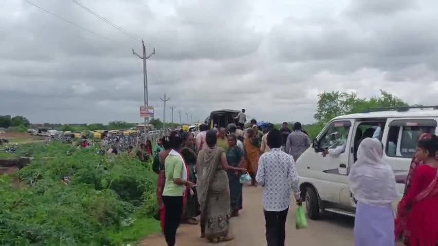 દસાડા: પીપળી રામદેવપીર મંદિરે અષાઢી બીજ નિમિત્તે શ્રદ્ધાળુઓનું ઘોડાપૂર, ટ્રાફિક જામથી રસ્તાઓ ખોરંભે