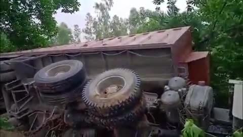 महाराजगंज: टांडा के पास अनियंत्रित डंपर से बचने के चक्कर में गिट्टी से लदा ट्रेलर पलटा, चालक व परिचालक बाल-बाल बचे