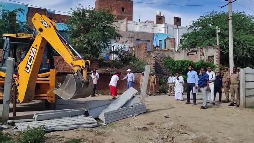 बाह: बटेश्वर में अवैध कब्जे पर चला प्रशासन का बुलडोजर, बाउंड्री गिराकर मुक्त कराई गई सरकारी भूमि