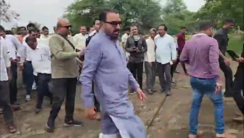 बुलढाणा: मेहकर आणि लोणार तालुक्यात ढगफुटी सारख्या पावसामुळे शेतांचे वाळवंट झाले : केंद्रीय मंत्री प्रतापराव जाधव