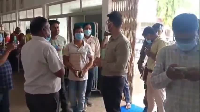 पलारी: डायरिया प्रभावितों का जायजा लेने कलेक्टर पहुंचे सीएचसी पलारी, वार्डों में सर्वे, सैंपल जांच व सतत निगरानी के दिए निर्देश