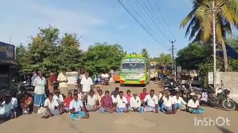 திருத்துறைப்பூண்டி: 'கருகும் நெற்பயிரை காப்பாற்ற கூடுதலாக தண்ணீர் திறங்கள்'-
மீனம்பநல்லூரில் விவசாயிகள் திடீர் சாலை மறியல்