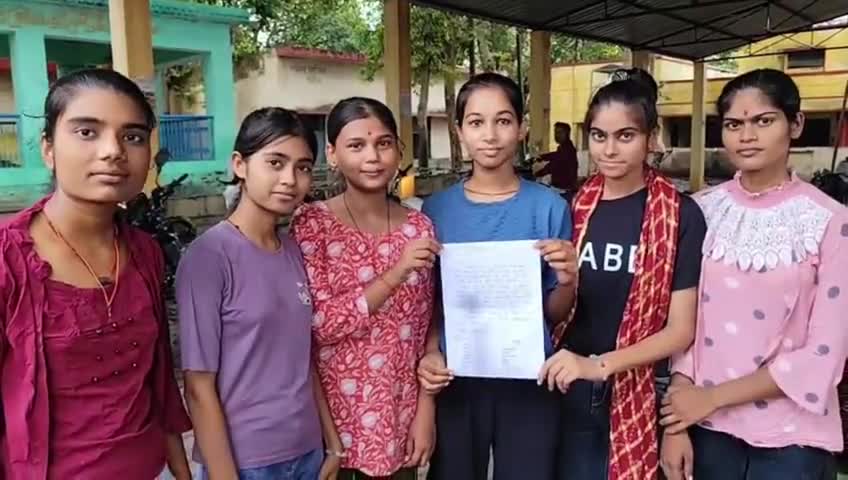 कौंच: ग्राम चमेड़ में 20 KM साईकिल चलाकर सफर तय करती छात्राएं, छात्राओं ने सड़क बनवाने को लेकर एसडीएम से की शिकायत #jansamasya