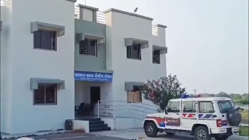 કાલાવાડ: રણુજા રોડ પાસે જુગાર રમતા સાત શખ્સો 12850ના મુદામાલ સાથે પકડાયા