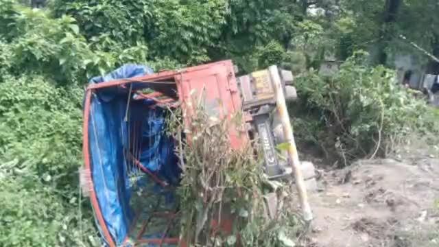 মাথাভাঙা ২: নিউ চ্যাংরাবান্ধা সংলগ্ন এলাকায় নিয়ন্ত্রণ হারিয়ে রাস্তার ধারে উল্টে গেল পন্যবাহী ট্রাক, আহত চালক ও সহচালক