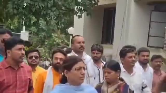 लैंगिक अत्याचार करणाऱ्या शिक्षकास अटक करा अन्यथा जिल्हा बंद करू, सर्वपक्षीय शिष्टमंडळ पोलीस अधीक्षक कार्यालयासमोर आक्रमक