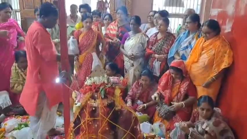 ইংরেজবাজার: কালীতলা এলাকায় বিপদত্তারিণী মাতার পুজো আরাধনায় মালদাবাসী