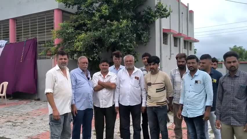 લાલપુર: લાલપુરના સણોસરી ગામમાં શિક્ષકોની અછત ગ્રામજનો દ્વારા તાત્કાલિક ભરતી કરવામાં આવે તેવી માંગ